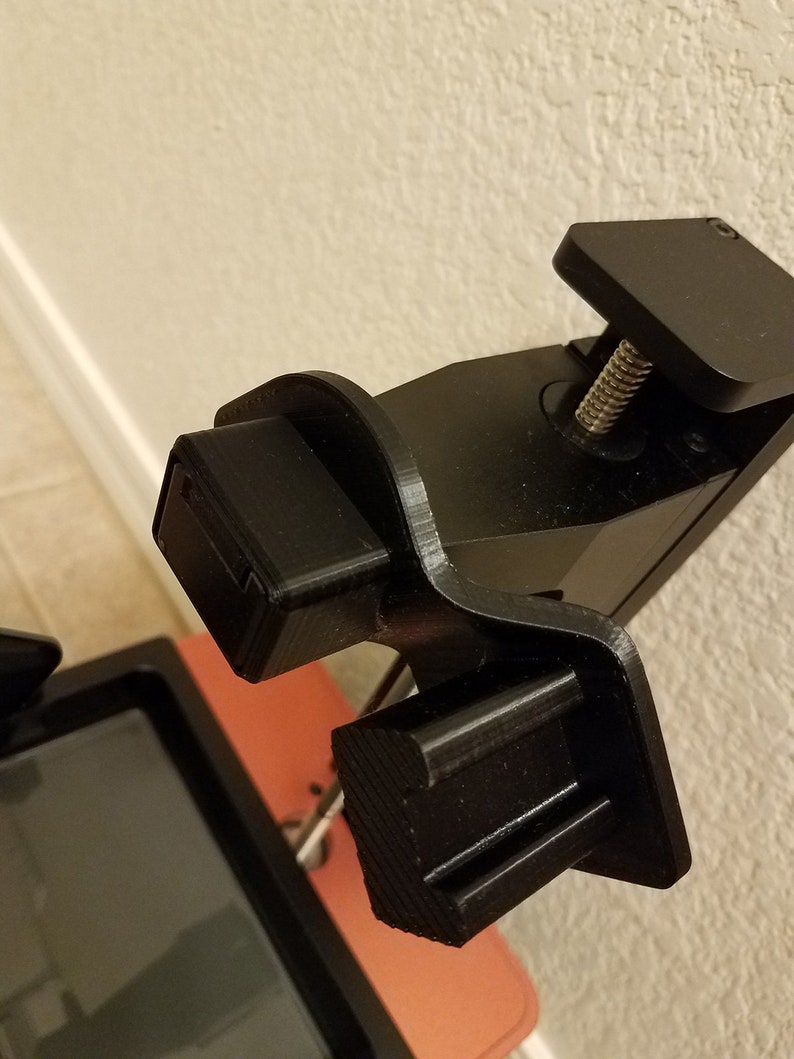 Angled drain hanger holding Elegoo Mars build plate above the resin vat, allowing excess resin to drip back into the tank after 3D printing, practical accessory for Elegoo Mars, Mars Pro and Mars 3 resin printers
