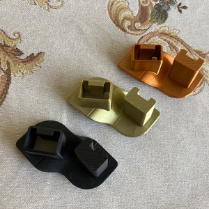 Gold color angled build plate drain hanger for Elegoo Mars resin 3D printer, 3D printed holder designed to tilt the build plate and allow excess resin to drip back into the vat after printing, compatible with Elegoo Mars, Mars Pro and Mars 3