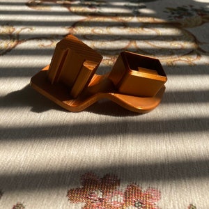 3D printed angled build plate drain hanger for Elegoo Mars resin 3D printer, close view of the resin draining holder designed to tilt the build plate so excess resin flows back into the vat, accessory compatible with Elegoo Mars, Mars Pro and Mars 3 printers