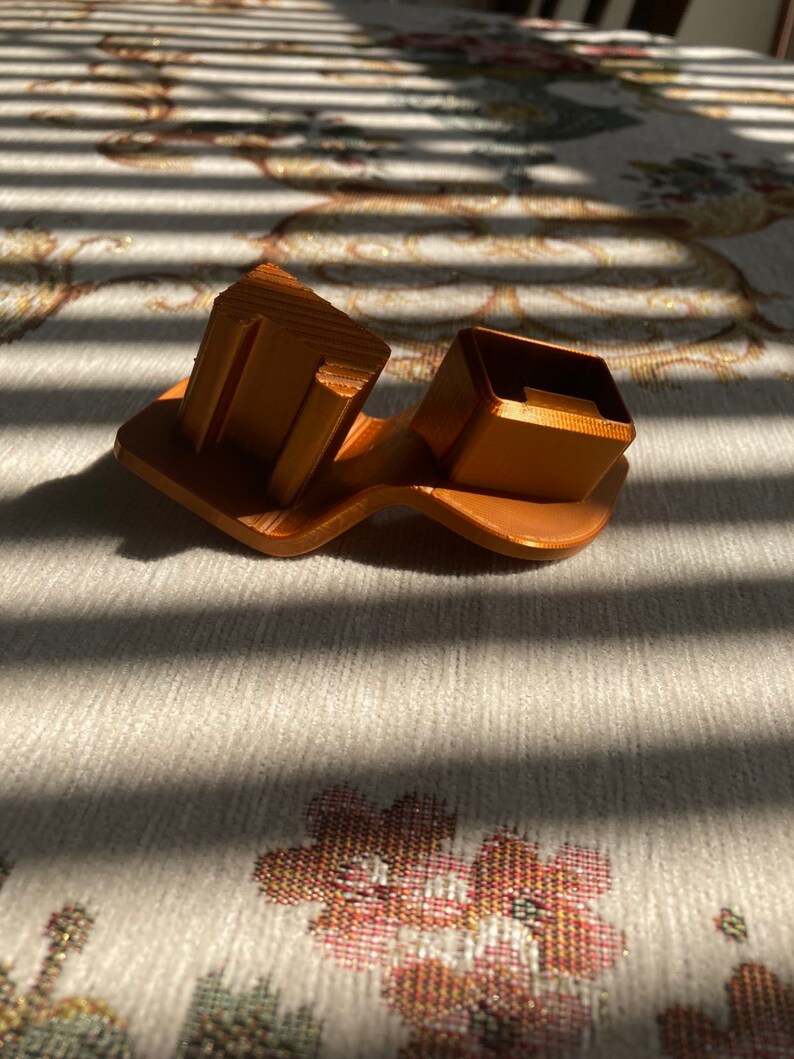 3D printed angled build plate drain hanger for Elegoo Mars resin 3D printer, close view of the resin draining holder designed to tilt the build plate so excess resin flows back into the vat, accessory compatible with Elegoo Mars, Mars Pro and Mars 3 printers