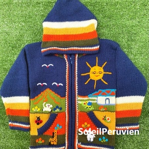 Peut inclure: Un cardigan à capuche bleu en tricot avec une fermeture éclair. Le cardigan présente des détails brodés colorés d'un soleil, d'une maison, d'une montagne, d'oiseaux et d'animaux. Le texte "Soleil Peruvien" est brodé en bas à droite.