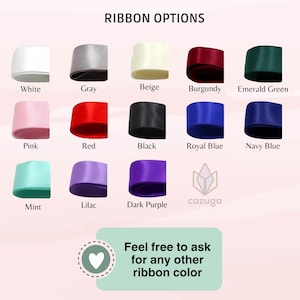 Puede incluir: Muestras de cintas de raso en varios colores: blanco, gris, beige, burdeos, verde esmeralda, rosa, rojo, negro, azul real, azul marino, menta, lila y morado oscuro. El texto "RIBBON OPTIONS" est&aacute; en la parte superior.
