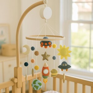 Móvil espacial para cuna: Planetas, cohete y estrellas de fieltro hechos a mano