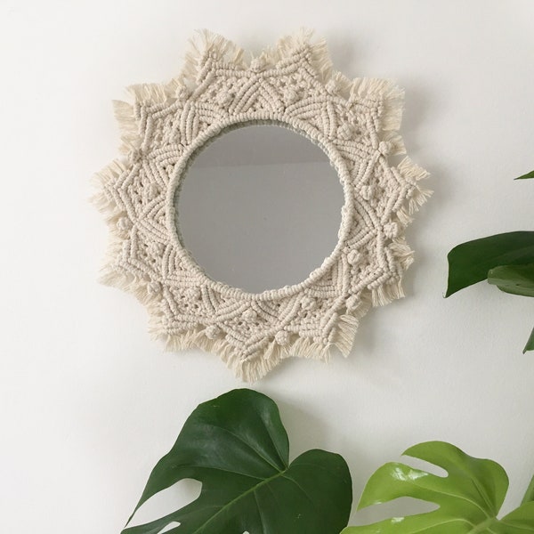 Miroir rond à suspendre, en macramé dans un style BOHO / Bohème