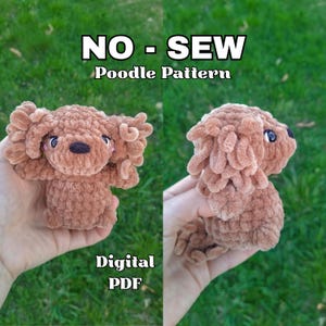 Op de afbeelding: Twee aanzichten van een bruine, naadloze poedelknuffel met krullend haar en zwarte ogen. De tekst "NO - SEW Poodle Pattern" en "Digital PDF" wordt in het wit weergegeven.