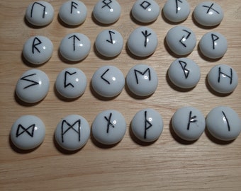 Ensemble de runes en verre blanc sculpté - Incrusté d'émail noir. Runes vikings, coulée de runes, païenne, wicca, magie