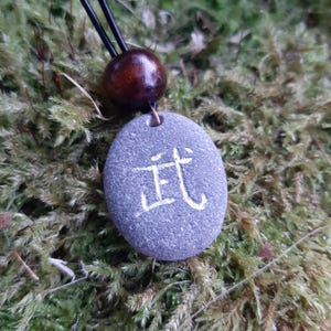 Collier en pierre kanji guerrier sculpté