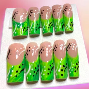 Retro groene pers op de nagels