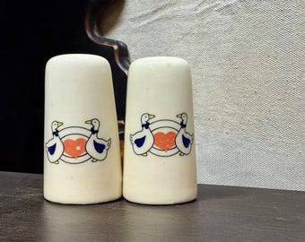 VINTAGE Country Goose Salt and Pepper Shaker and bowl table Set