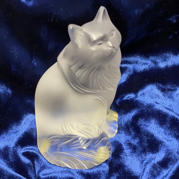 Heggie Cat, A favorite mascot for all three generations of Lalique, the Cat features yet again in the famous animal collection.