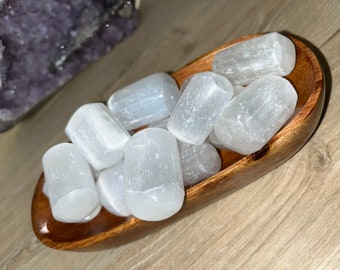 Selenit, kamień bębnowany, w pełni naturalny
