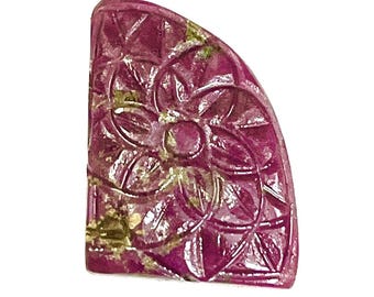 Natuurlijke robijn, gesneden edelsteen, rode robijn cabochon met bloemmotief, 26 karaat losse steen voor het maken van sieraden en verzamelaars.