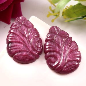 Par de rubíes naturales sin tratamiento térmico, tallados a mano, de 51 quilates, con forma de hoja. Gemas a juego. Rubíes florales tallados a mano para joyería de lujo.