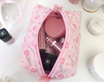 Handgemaakte bloemen make-up tas, roze gewatteerde cosmetische tas