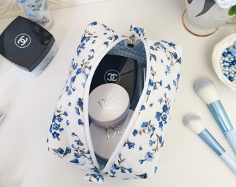 Handgemaakte bloemen make-up tas, blauwe gewatteerde cosmetische tas