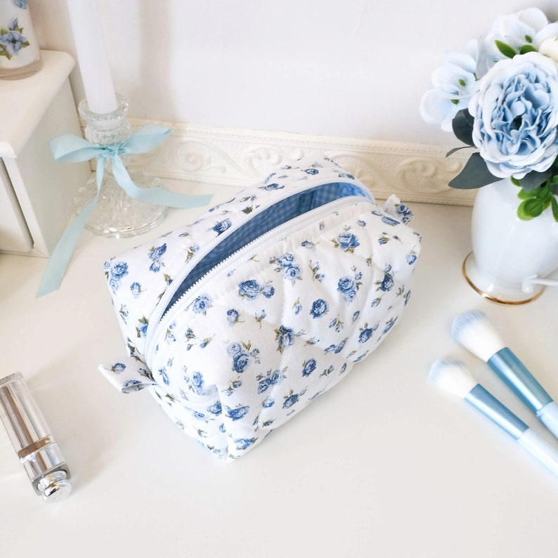 Handgefertigte Make-up-Tasche mit Blumenmuster, blau gesteppte Kosmetiktasche Bild 5