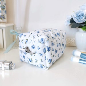 Handgefertigte Make-up-Tasche mit Blumenmuster, blau gesteppte Kosmetiktasche Bild 3
