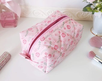 Bolsa de maquillaje floral hecha a mano, bolsa cosmética acolchada rosa
