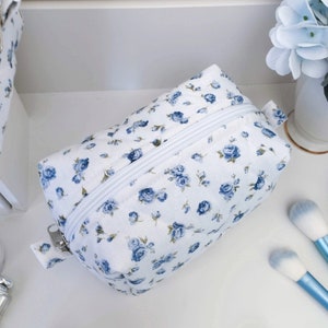 Handgefertigte Make-up-Tasche mit Blumenmuster, blau gesteppte Kosmetiktasche Bild 6