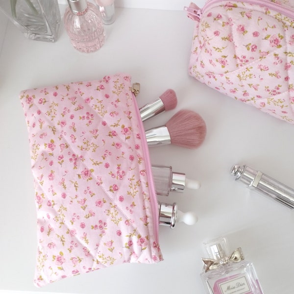Gesteppte Make-up-Tasche, handgefertigte Reise-Kosmetiktasche für Frauen, rosa Blumen-Make-uptasche