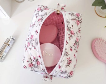 Handgemaakte bloemen make-up tas, roze gewatteerde cosmetische tas