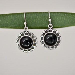 Natürliche schwarze Onyx-Ohrringe aus 925er Sterlingsilber in Form einer Blume, handgefertigt in Italien.