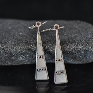 925 silver earrings, long pendants for women with natural mother-of-pearl stone in the shape of a triangle, handmade in Italy.