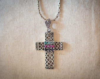 Colgante de cadena y cruz en plata de ley 925 con piedras preciosas, marcasita, zafiro, rubí, esmeralda, hecho a mano en Italia, unisex.