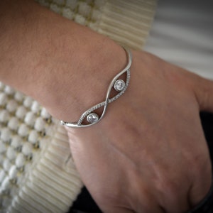 Rhodium-plated 925 silver bracelet with diamonds, rigid, infinity shape.