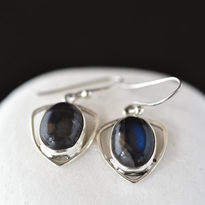 Delicate oval earrings with natural labradorite in 925 sterling silver / Women's dangle earrings handmade in Italy.