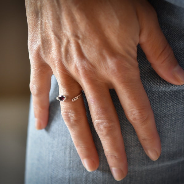 Bague serpent en argent sterling 925 avec grenat naturel, fabriquée à la main en Italie.