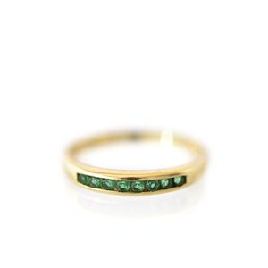 Bague en or 18 carats avec pierres précieuses, émeraudes, rubis, zirconium, bague mince veretta, fabriquée en Italie.