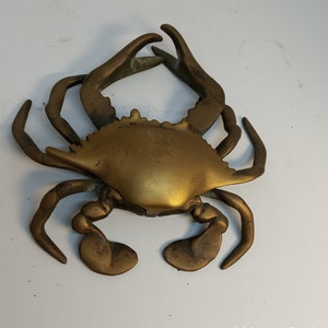 Könnte beinhalten: Eine Krabben-Skulptur aus Messing mit detaillierten Beinen und einer strukturierten Schale.
