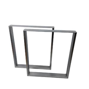 Könnte beinhalten: Zwei silberfarbene Tischbeine aus Metall in modernem, geometrischem Design. Jedes Bein ist rechteckig mit einem leichten Winkel nach innen, wodurch eine Trapezform entsteht. Die Beine bestehen aus robustem Metall und eignen sich für verschiedene Tischprojekte.