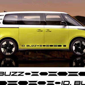 Può includere: Un furgone Volkswagen ID. Buzz giallo e bianco con ruote e finiture nere. Il lato del furgone presenta un design geometrico nero e il testo "ID. BUZZ".