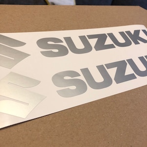2x スズキ 250 mm x 50 mm デカール ステッカー シルバー マットカラー 船外機カバー 燃料ガスタンク オートバイフェアリング用