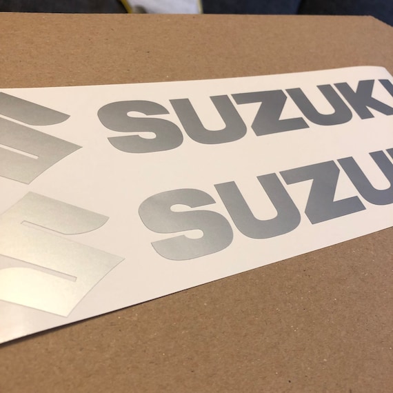 2x Suzuki Aufkleber Aufkleber silber matte Farbe für Motorrad Außenbord  Deckel Benzin Tank Verkleidung 250x50mm - .de