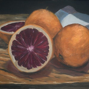 K&ouml;nnte beinhalten: Eine Stillleben-Malerei mit drei Orangen auf einem Holztisch. Eine Orange ist halbiert und zeigt ein tiefrotes Fruchtfleisch. Die Orangen sind auf einem wei&szlig;en Tuch angeordnet.
