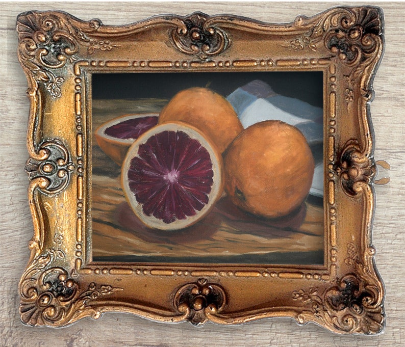 K&ouml;nnte beinhalten: Ein Stillleben mit drei Orangen und einer Blutorange in einem goldenen Rahmen. Die Orangen sind tief orangefarben und die Blutorange ist tiefrot mit einem leuchtend orangenen Kern.