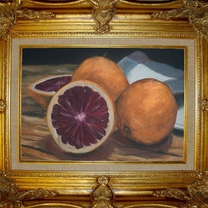 K&ouml;nnte beinhalten: Ein Stillleben mit drei Orangen, zwei mit orangefarbener Schale und eine mit tiefrotem Inneren, auf einem Holztisch. Die Orangen sind in einer Gruppe angeordnet, die orange mit rotem Fruchtfleisch in der Mitte.
