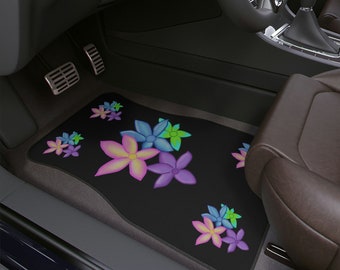 Op de afbeelding: Zwarte autovloermatten met een kleurrijk bloemenontwerp. De matten hebben roze, blauwe, groene en gele bloemen.