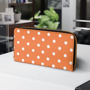 Cartera de piel sintética con cremallera y lunares de color naranja