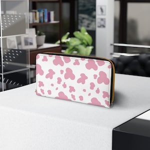 Cartera con cremallera con estampado de vaca en color rosa fresa