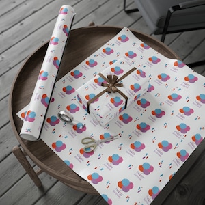 Papel de regalo con globos de colores para feliz cumpleaños.