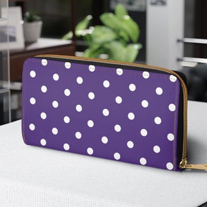 Cartera de piel sintética con cremallera y lunares morados para mujer