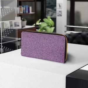 Cartera con cremallera de textura morada lisa