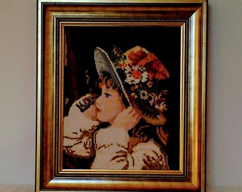 Könnte beinhalten: Eine gerahmte Nadelmalerei, die ein junges Mädchen zeigt, das einen großen, bunten Hut mit Blumen trägt. Das Mädchen schaut zur Seite und hat einen sanften Ausdruck im Gesicht.