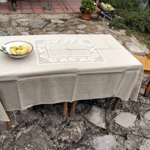 Bordsduk i antik stil, unikt verk, linne, grå, virkade motiv, rosenmönster, 150 x 200 cm, lantställe, bondgård, lantlig salong, alpin, chaletstil