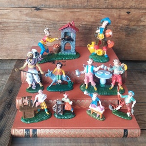 Zestaw 9 włoskich figurek z żywicy vintage, ręcznie malowane figurki do szopki