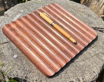 Ampio portapenne in noce / Organizer da scrivania in legno dal design unico